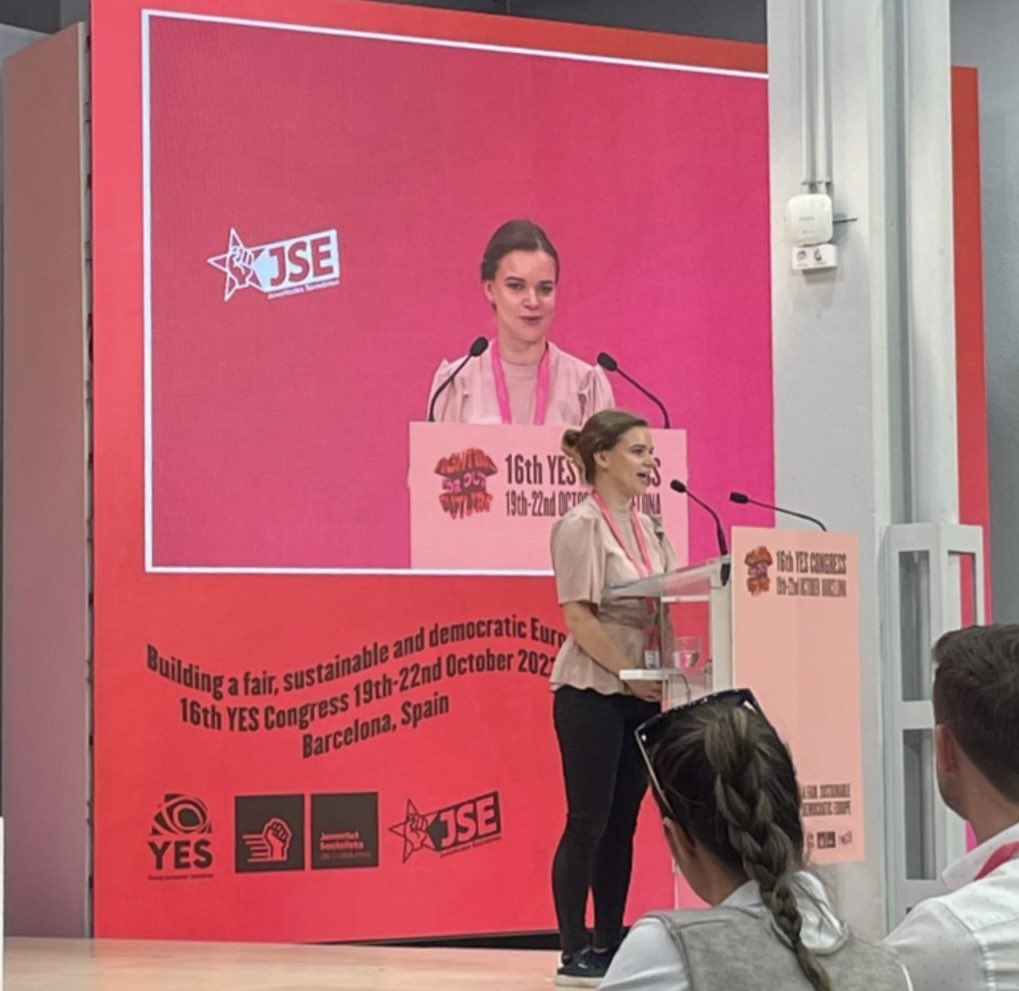 DSU'er @Sofie_Stage, der er generalsekretær i Young European Socialists (YES), som DSU er medlem af, åbner den europæiske kongres for unge socialdemokrater 🌹 I en tid med masser af uro og konflikt i verden, er der brug for internationalt samarbejde 🤝 #YEScongress @YESocialists