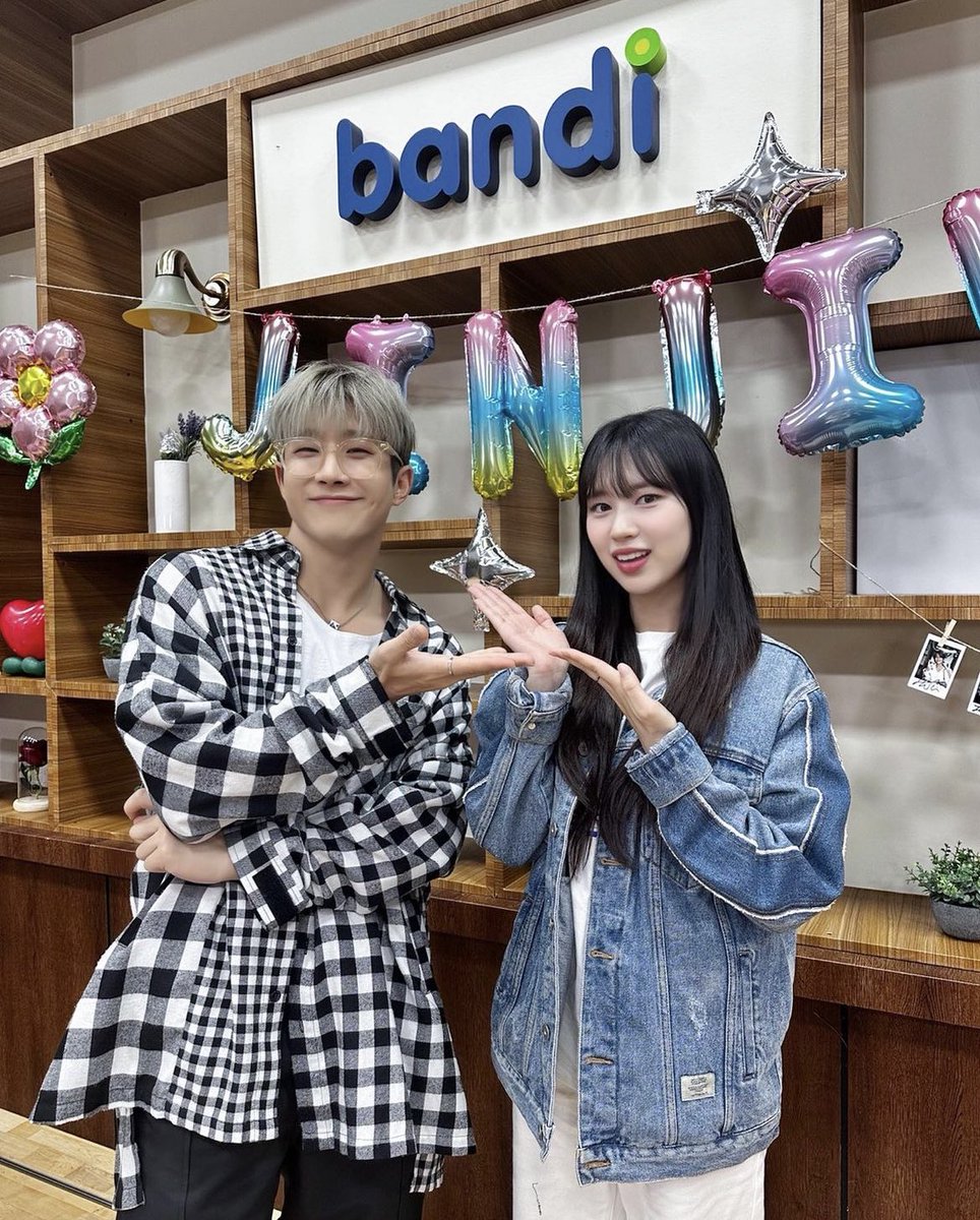 stanastro1602's tweet photo. DJ Jinjin and Elly for today’s episode! 

Elly is so prettyyy!🥹 of course Jinwoo so handsome in those specs.😄

📷ebsfmkorean
#진진_아이돌한국어 #진진 #JINJIN #아스트로 #ASTRO #ELLY #엘리 #위키미키 #WEKIMEKI https://t.co/jvGJg4WVAa