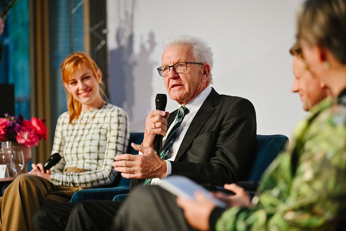 PolitoscopeBC's tweet photo. @VivianPein @jurischnoeller Bei der Podiumsdiskussion mit den Ministerpräsidenten Winfried #Kretschmann, @HendrickWuest, @evaschulz und Dr. Philipp @lorenz_spreen ging es um die Frage: Fördern oder fordern digitale Medien die #Demokratie? Was sagt ihr? ✍️💬 https://t.co/rOhywjqXJ2