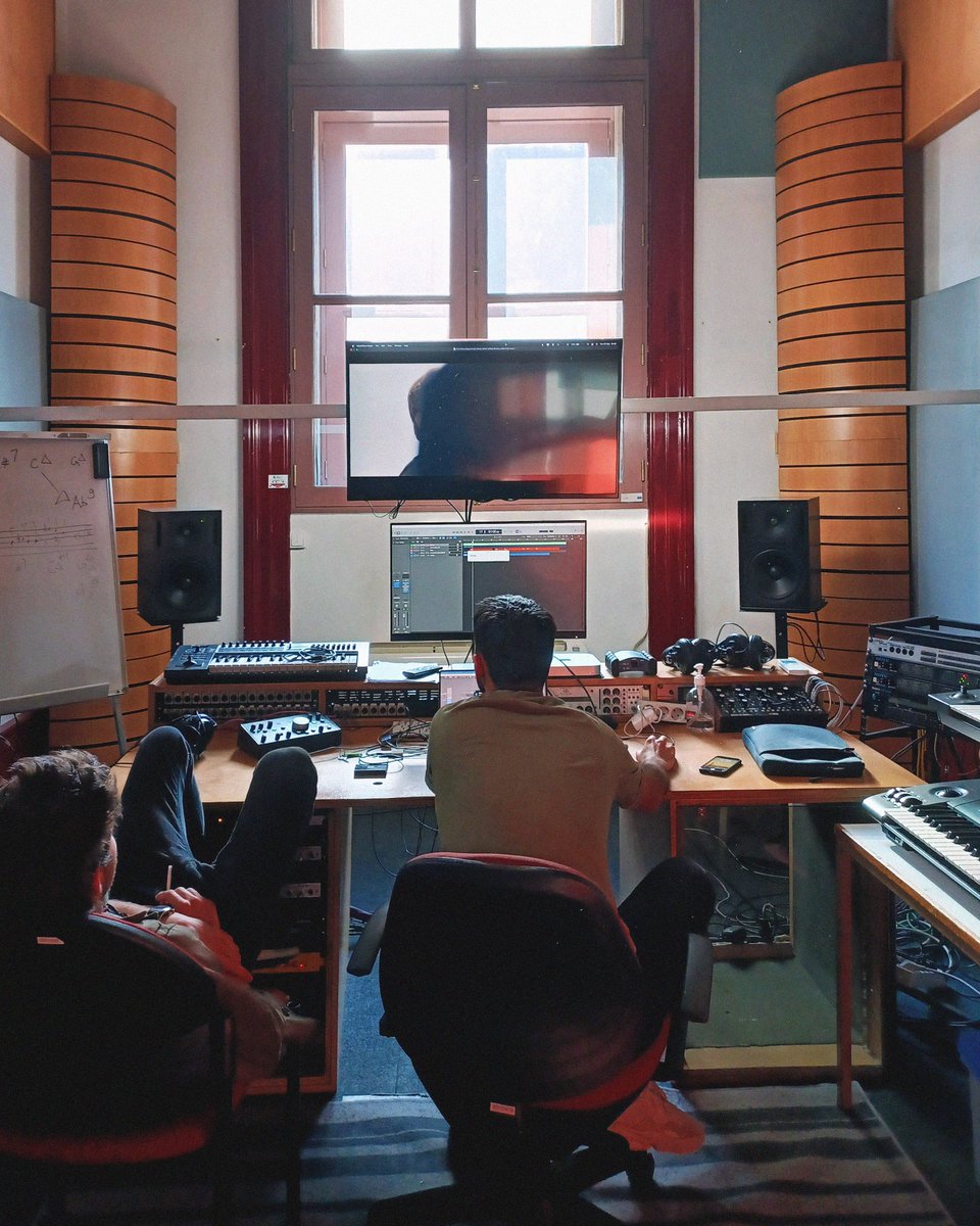 começar pelo FIM. single de estreia do meu novo projeto, Passo Real , já está em todo o lado!

linktr.ee/passoreal

em breve num pit perto de si!