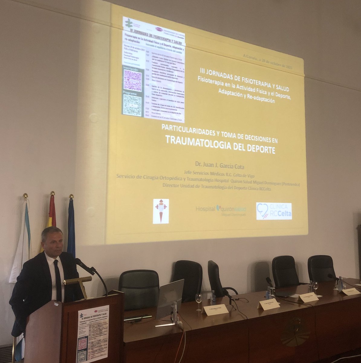 El Dr. Juan José García Cota finaliza con la última de las conferencias de la sesión de mañana y que aborda la toma de decisiones en traumatología del deporte