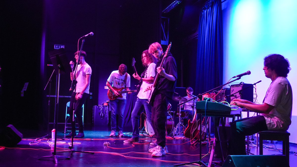 BexhillCollege's tweet image. Our second Open Evening was another amazing event! 🔥 A huge thank you to all of our staff and student helpers for their efforts across the two nights! Thank you to all of our visitors for engaging with us and taking part in the activities!  😎

#BexhillCollege #openevening2023