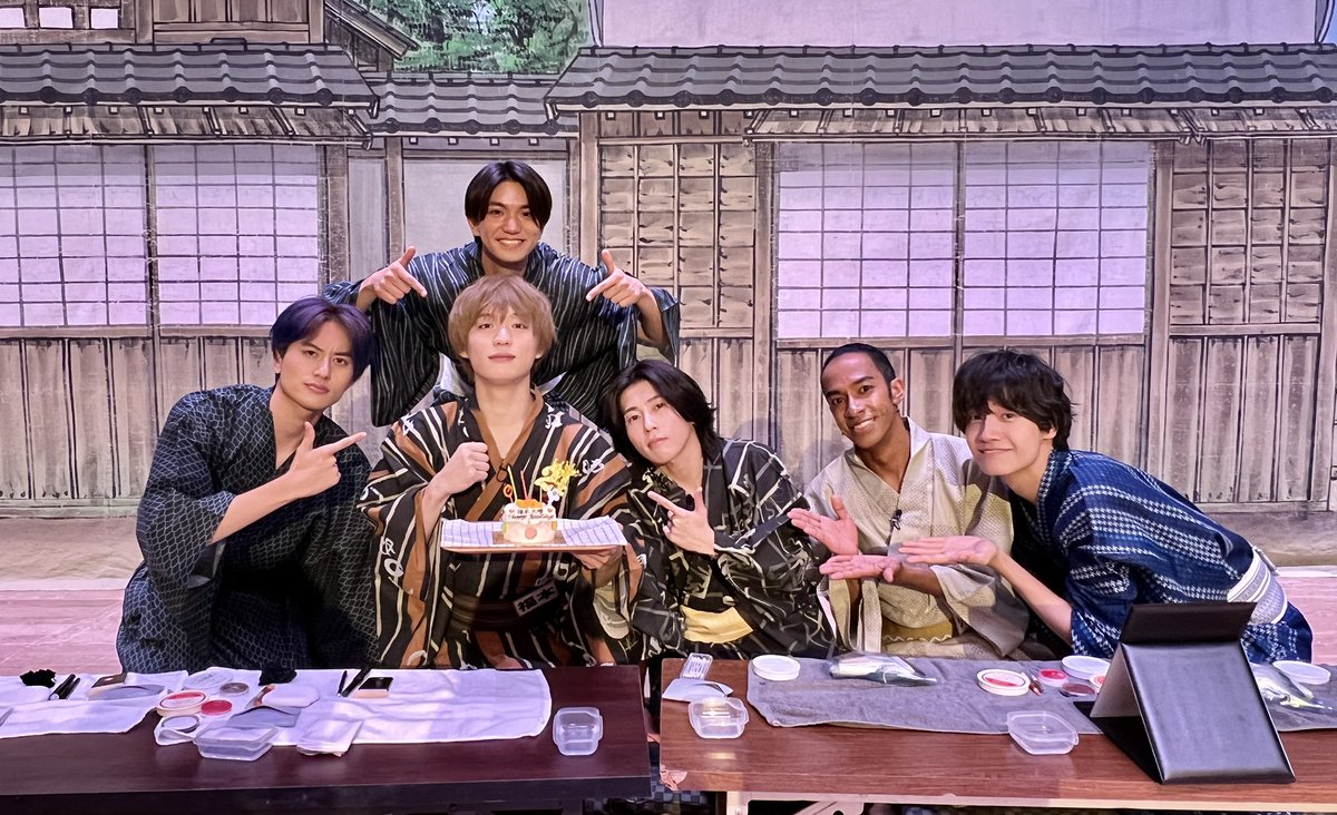 shownen1107's tweet photo. 昨日の撮影では
皆で大晴くん🟠のお誕生日をお祝いしました🎂
24歳おめでとう👏㊗️

放送はまだ先ですが、新しい挑戦も始動💪
新たなスキルを身につけるべく特訓中‼️
お楽しみに🎵

#グレショー #Aぇgroup #Aぇǃgroup 
#正門良規 #末澤誠也 #草間リチャード敬太 
#小島健 #福本大晴 #佐野晶哉 https://t.co/189QoUNrje