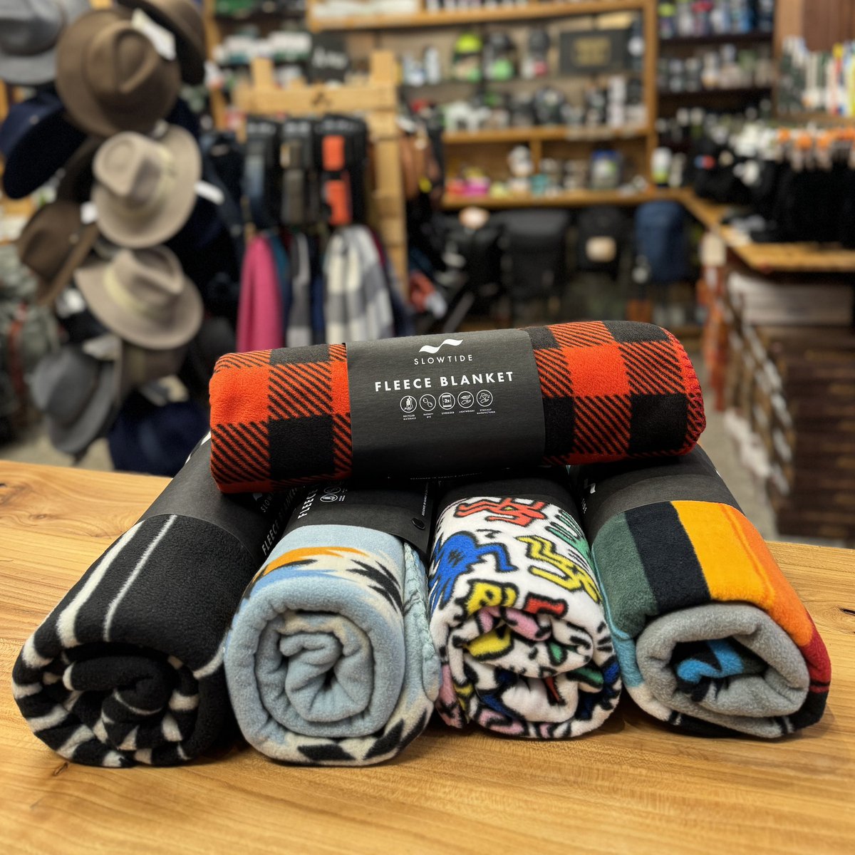 De ‘Kruip-Lekker-Onder-Een-Deken-Weken’ zijn van start gegaan! Naast mooie wollen dekens hebben we ook heerlijke fleece dekens in het assortiment van het merk Slowtide. De prints en kleuren zijn prachtig! Afmeting 125x165 cm, prijs 44,95. 
#wageningen #herfst