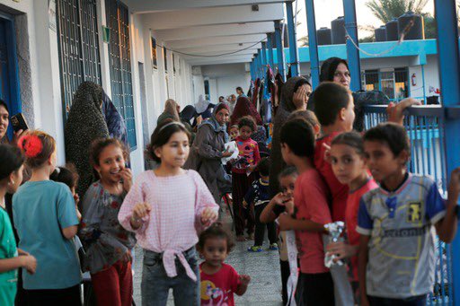 📍367.600 personas en 90 escuelas UNRWA en zonas Centro, Khan Younis y Rafah
📍160.000 en 57 escuelas en norte y ciudad Gaza 
📍4.000  en escuela en Maghazi, atacada el 17 oct., evacuados a otras escuelas cercanas
📍17.000 en centro FP Khan Younis
📍8.000 en oficinas en Rafah