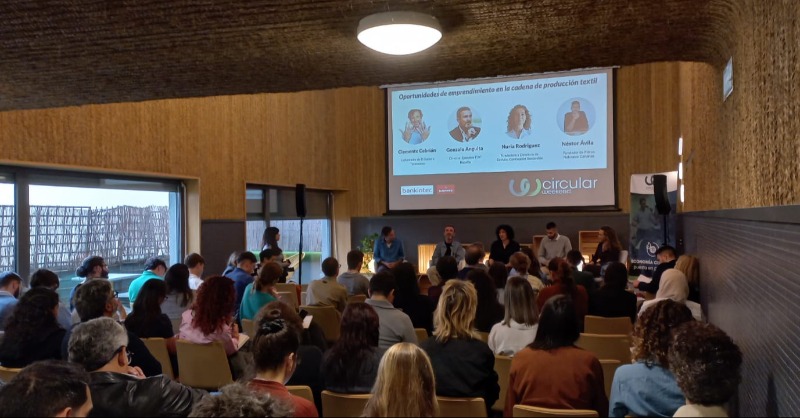 emprendeverde's tweet image. ♻️👗¡Súper interesante!

El #Circularweekend ha vuelto para impulsar el #emprendimiento basado en la #EconomíaCircular con mesas redondas y casos de éxito.

👚El foco este año se pone en la moda y la industria textil.

No nos lo hemos querido perder 👇🏻👇🏻👇🏻  @circularweekend