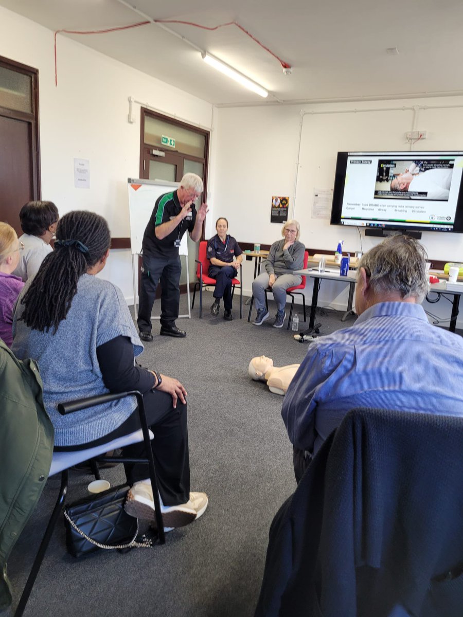 LFBLEWISHAM's tweet image. This week we joined forces with @stjohnambulance to deliver Deaf  Emergency first aid training. Members of our Deaf Community were able to come &amp;amp; learn first aid. #Thankyou Gary Jaz &amp;amp; Matthew &amp;amp; @LondonFire BSL team members Hannah Gould &amp;amp; Jahrem Sandford who interpreted &amp;amp; support