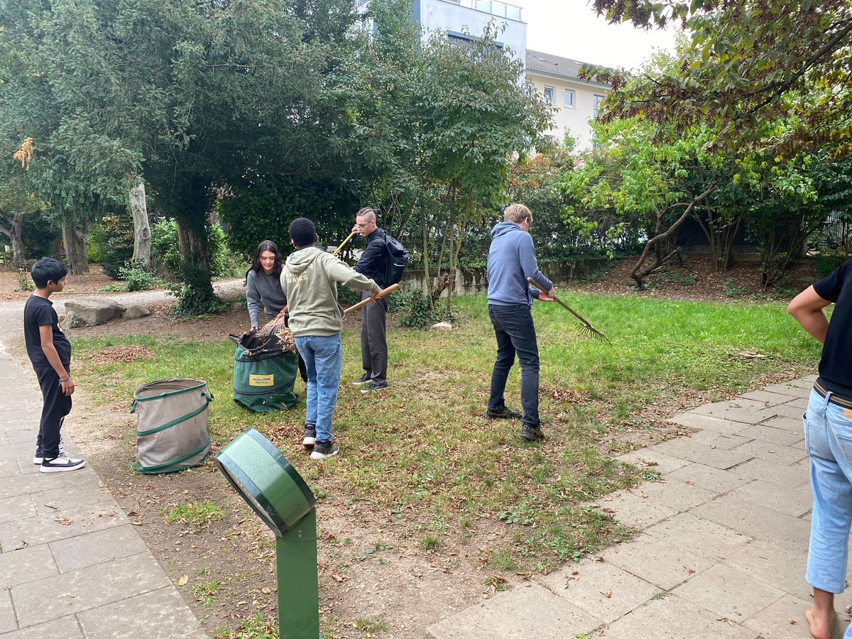 IBatHPC's tweet image. Last week, our #gardening club worked really hard in our school garden. A lot of work was done before the rain started. Thanks for your great effort!

#IBatHPC #BelongEngageGrow #IB #InternationalSchool #Heidelberg #education #internationalbaccalaureate #CAS #ServiceAsAction