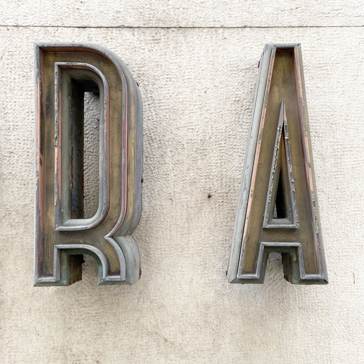 thisway_london's tweet image. Lisboa type 
.
#thisway #signspotting #signage #wayfinding #typography