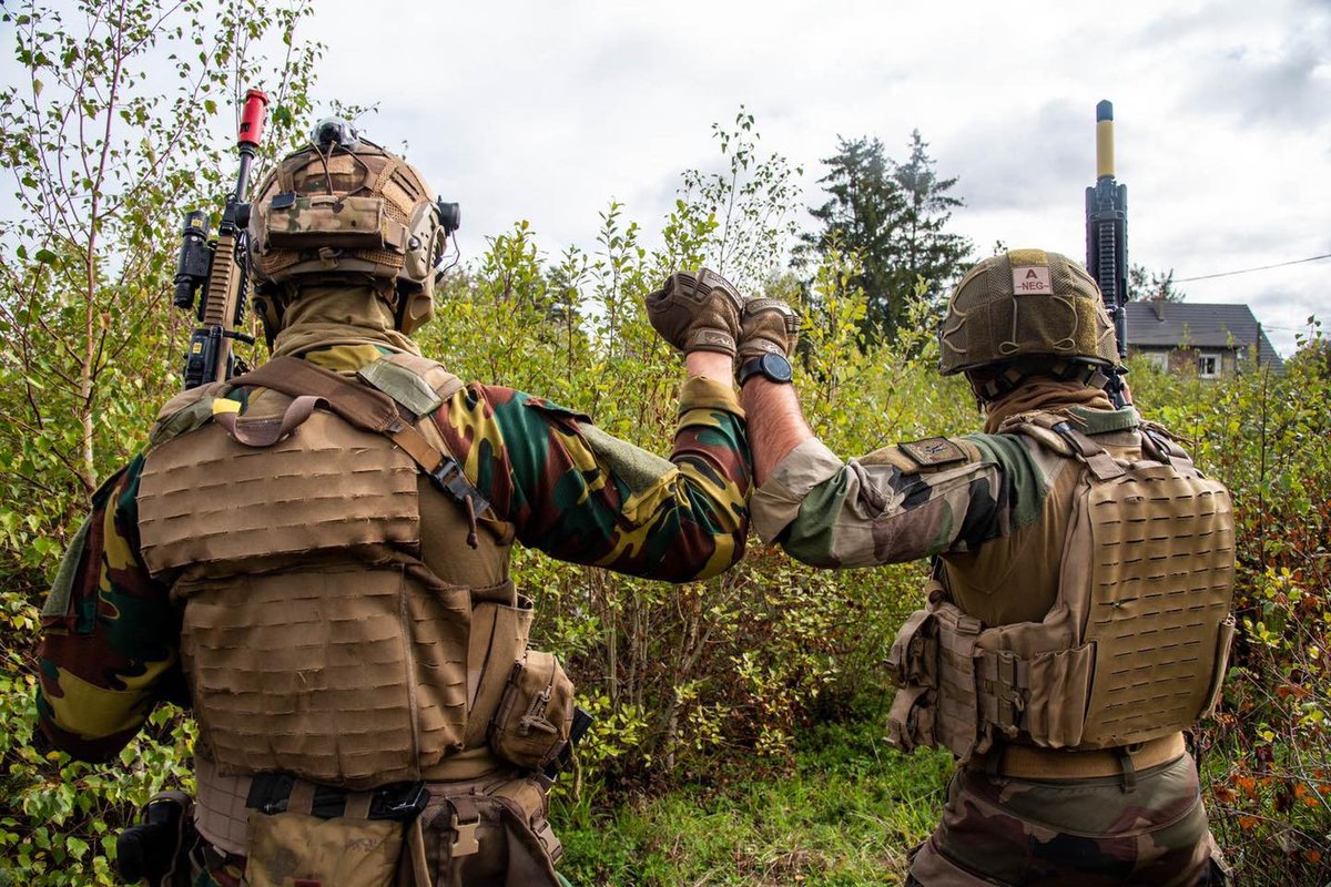 CEMAT_FR's tweet image. Avec le général-major Jean-Pol Baugnée @CdrBelArmy pour poursuivre cette aventure inédite qu’est #CaMo depuis 2018. Un partenariat fort pour des #MissionsOps interopérables avec la @Belgian_Army 🇨🇵🇧🇪

#PlusFortsEnsemble 🤝