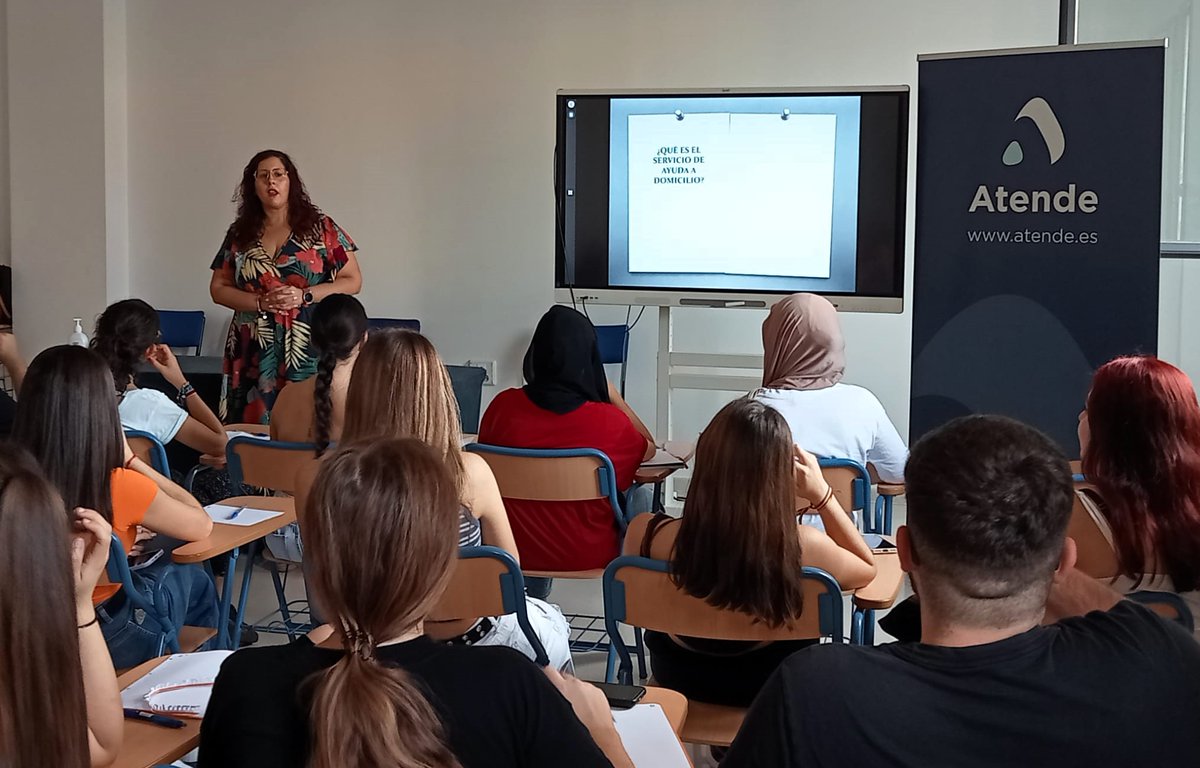Nuestra compañera Carmen Reche, coordinadora del #SAD del <a href="/Aytovicar/">Ayuntamiento de Vícar</a>, ha impartido una charla de orientación laboral en el l IES Puebla de Vícar que se están formado en Atención a personas en situación de dependencia. Esperamos que se incorporen pronto al mundo laboral ☺️