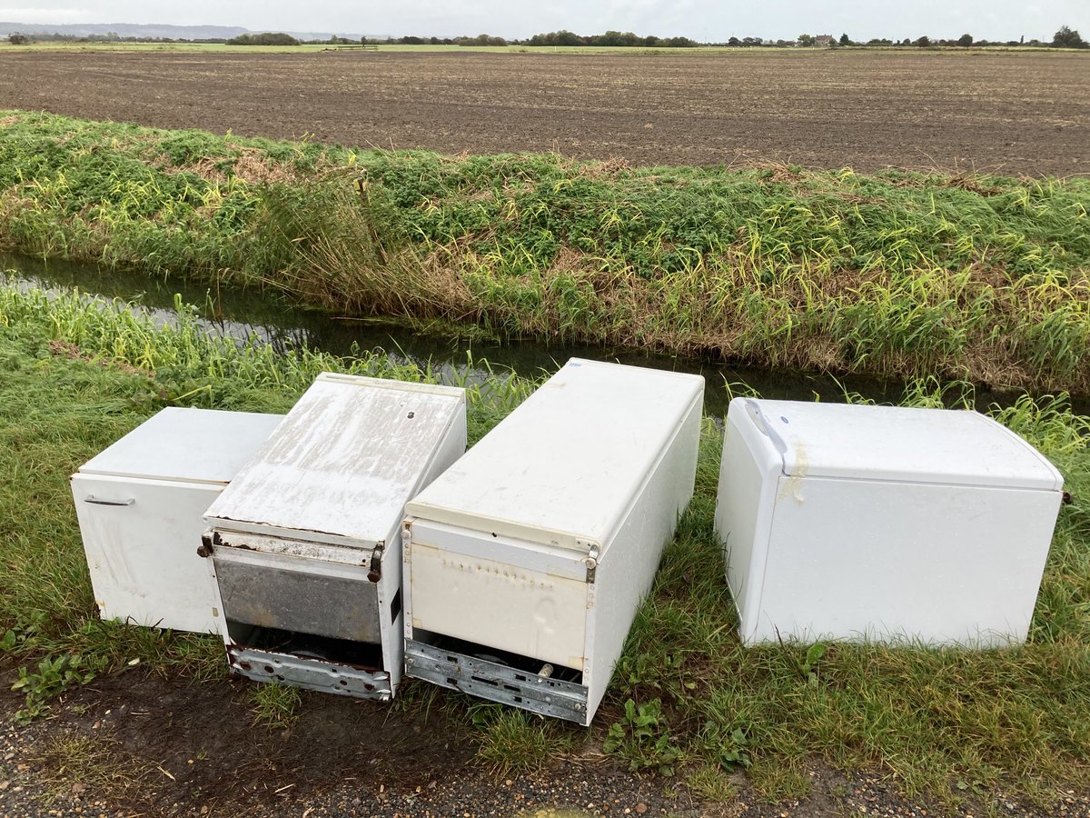 paulosborne911's tweet image. Someone didn’t want these fridges anymore, so instead of taking them to the recycling centre they dumped them on Romney Marsh near St Mary in the Marsh, poor form 👎☹️ ⁦@fstonehythedc⁩ #flytip