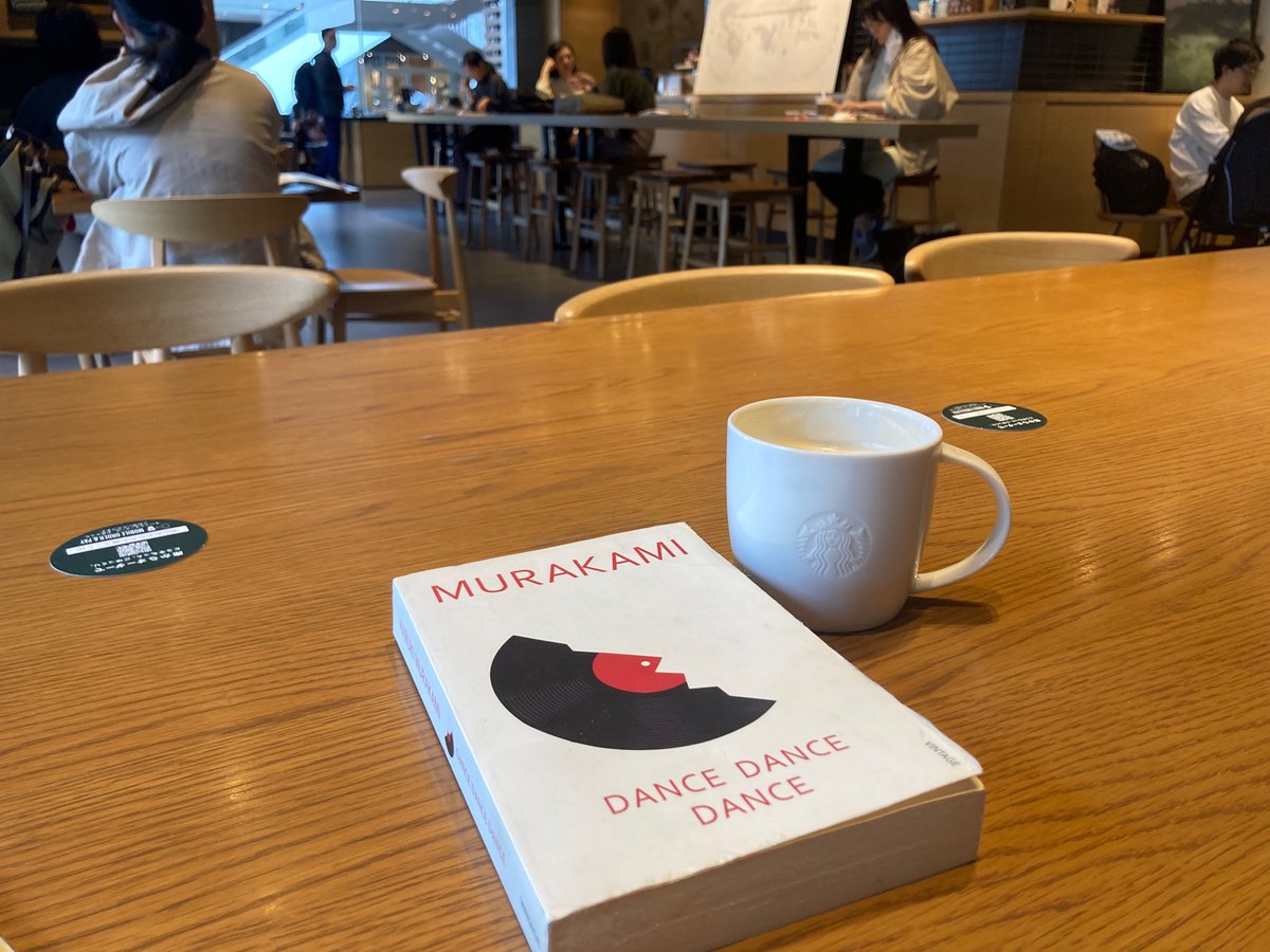 Good morning! I spent this morning with cafe latte and the book in Starbucks☕️
I can’t still understand all of contents, so I read using a dictionary…
#harukimurakami #dancedancedance #CoffeeTime #japan #japanesebooks