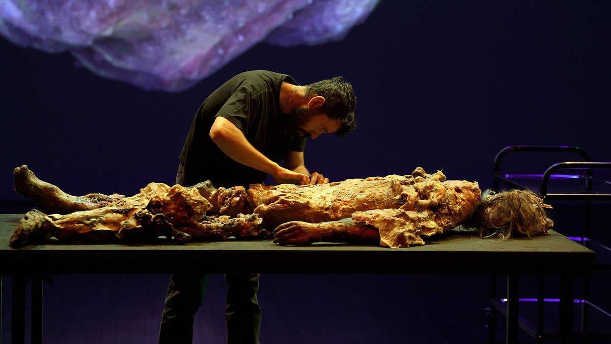 BCN_SantsMont's tweet image. 🕺🏽 La @Poderosa_BCN organitza el cicle #HacerHistorias de dansa contemporània i performance.

Al @MercatFlors, avui podeu veure:
🕖 #BodyOfWork de Daniel Linehan
🕘 #Necropolis d'Arkadi Zaides

🎟️ 16 €
🔗 ja.cat/HacerHistorias