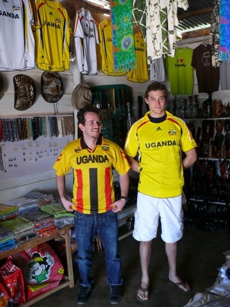 🇺🇬 <a href="/BenHarburg/">Ben Harburg</a>, co-owner of #CádizCF, visited Uganda and fell in love with the country on one of his trips

💛💙 Here on the right with one of the national team jerseys

𝙐𝙜𝙖𝙣𝙙𝙖 🤝 𝘾á𝙙𝙞𝙯 𝘾𝙁

#ThisIsCádiz