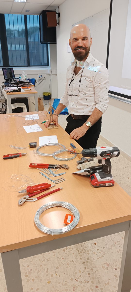 ENTI_BCN's tweet photo. Modelar digitalment en 3D?? Sí, però primer cal aprendre les bases de la manera tradicional a les classes del professor @EgeaSculptures
#GrauArtDigital #ÀreadeVideojocs #ENTILife #EntiArtFriday https://t.co/JbnPHzW9ru