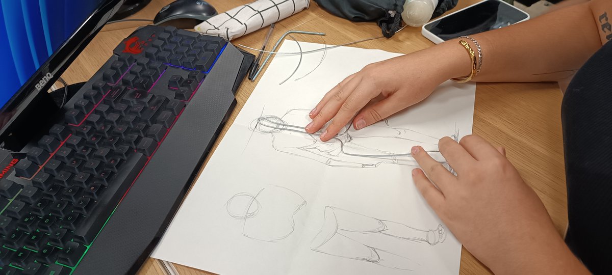 ENTI_BCN's tweet photo. Modelar digitalment en 3D?? Sí, però primer cal aprendre les bases de la manera tradicional a les classes del professor @EgeaSculptures
#GrauArtDigital #ÀreadeVideojocs #ENTILife #EntiArtFriday https://t.co/JbnPHzW9ru
