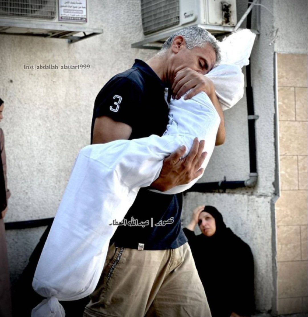 İnsanlık inleye inleye 
can çekişiyor ey Dünya!
#Palestine 
#Gazze