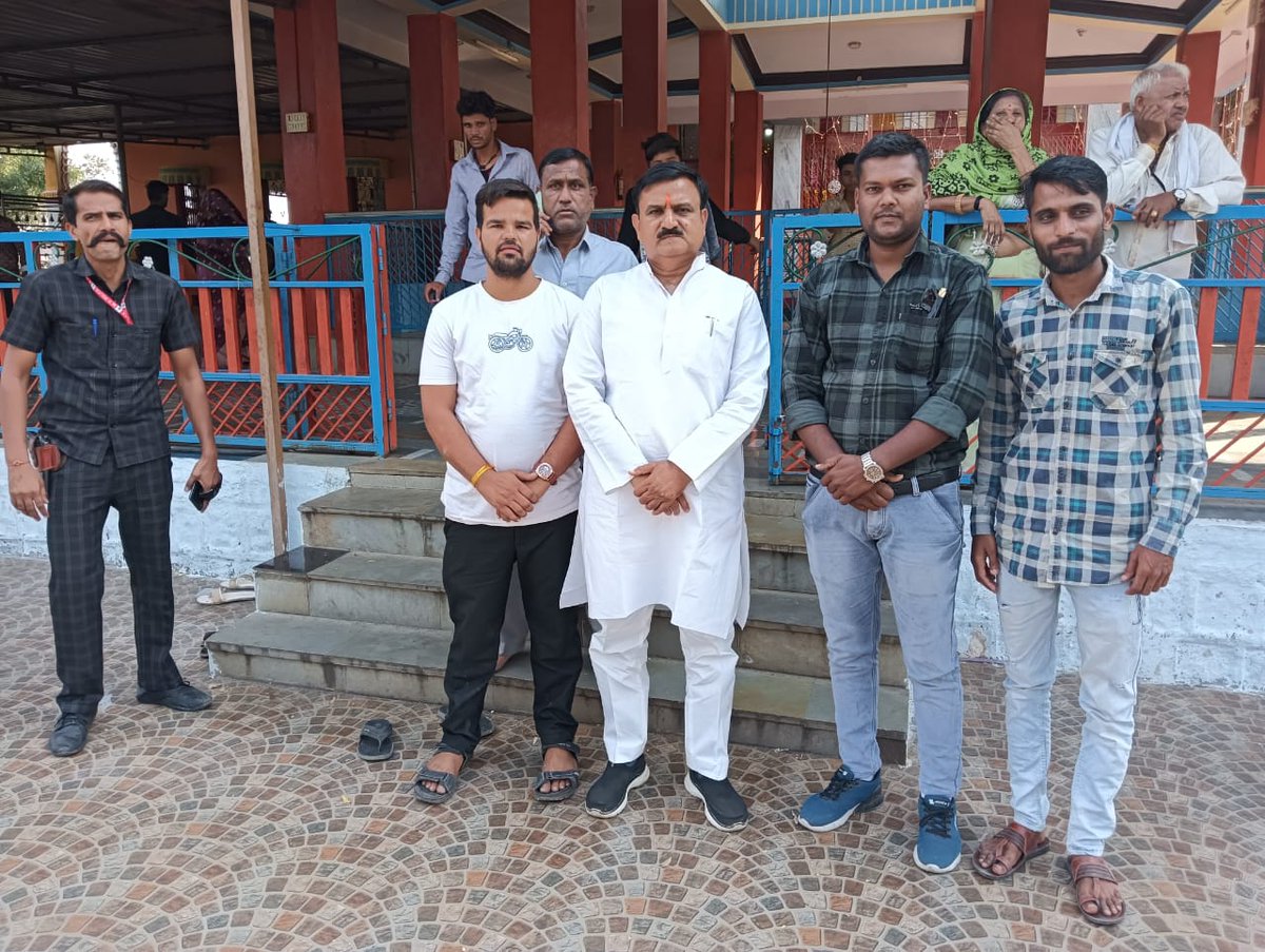 RCDBiaora's tweet photo. माँ जालपा मंदिर पहुँच कर दर्शन कर आशीर्वाद लिया एवं भंडारे के कार्यक्रम में सम्मिलित हुआ

#biaoravidhansabha #biaoracongress #vidhansabha161 #CongressParty #MpCongress #rajgarhcongress https://t.co/UJHDaJpVKu