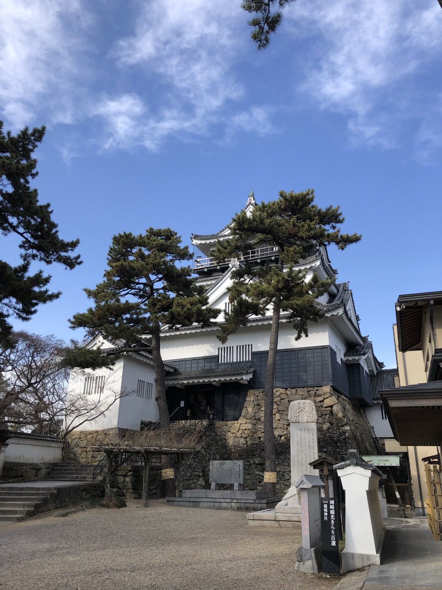 koyaofficials's tweet photo. 公開オンエアします。

数年前に当時のエースと店外で、東海オンエアの地元である愛知県の岡崎市に行くくらい、東海オンエアの事が好きです。

そんな東海オンエアが崩壊オンエアになっていてとても悲しい気持ちです。

どうかしばゆー、戻ってきてください。

YouTubeを10年以上も前から続け、収入にならなかった時代ももちろんあったと思う。
動画をあげるのを辞めたくなった事だってあったと思います。

ホストの僕も売れるまで辞めたくなった事だってあった。

でもそこで辞めずに続けてきたからこそ、今ついてきてくれるファンがいます。

ファンはその努力を分かっています。僕もあなたのように、続ける気持ちを大事にしていきたいです。

有名になるにつれて増えていく他のYouTuberとのコラボ。
そこでも引けを取らない圧倒的な存在感とトーク、それに温かい人柄に惹かれた人だってきっと多い。僕もその一人です。

YouTube登録者数100万人を突破した時の事は今でも覚えています。
画面越しの人なのに、あなたは僕のことを全く知らないのに、赤の他人の喜びをこんなに共感出来たことはありませんでした。

今までたくさんしんどいこと、あったと思います。今もこれからもきっとあると思います。

ですが一ファンとしてこんなにも人の心を動かす才能を持ったあなたに表舞台から消えて欲しくない。ずっと輝いていて欲しいと思っています。

こういう風に思うファンがいることを、このポストに目を通す機会があれば知っておいてほしい。同じ気持ちの人は僕以外にもたくさんいます。

はじめしゃちょー！
これからも応援しています！