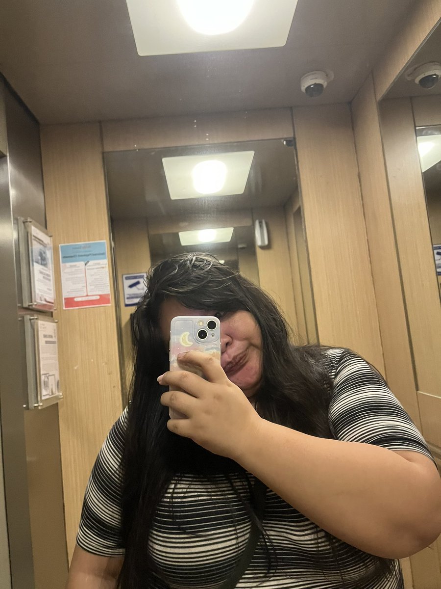 akumastarrrr's tweet photo. i dare you to post a random mirror selfie https://t.co/VnBFcCRP5y