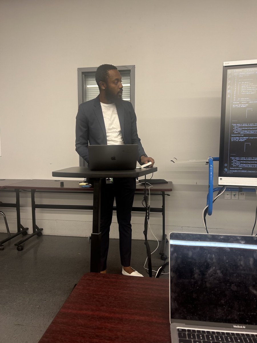 frannewberg's tweet photo. Congratulations to the first graduates of the School District of Philadelphia’s UTP **NEW**Software Developer Apprenticeship! ⁦@PHLschools⁩ ⁦@TomasNHanna⁩ ⁦@watlington_sr⁩ #workforcedevelopment #investinginphilly #apprenticeship https://t.co/7DnCaqhyt6