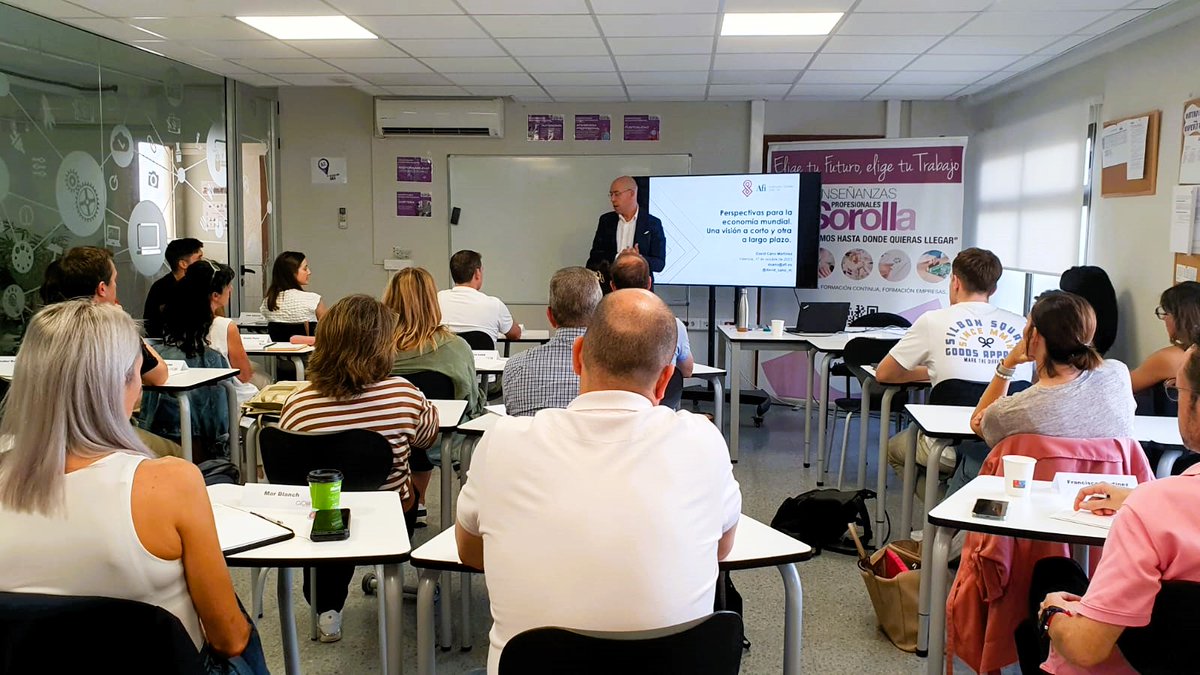 Glb_Learning's tweet image. 📅Ayer comenzó el 𝗣𝗿𝗼𝗴𝗿𝗮𝗺𝗮 𝗱𝗲 𝗔𝗹𝘁𝗮 𝗗𝗶𝗿𝗲𝗰𝗰𝗶𝗼́𝗻 𝗽𝗮𝗿𝗮 𝗖𝗲𝗻𝘁𝗿𝗼𝘀 𝗘𝗱𝘂𝗰𝗮𝘁𝗶𝘃𝗼𝘀 en colaboración con FECEVAL🔝
✅David Cano CEO de  @Afi_es , explicó el “Análisis del contexto macroeconómico”📊
#colegios #feceval #consultoría #formación