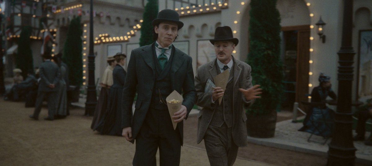 побывать на всемирной выставке чикаго было конечно очень увлекательным приключением: белый город, эдисон, воздушные шары.. но пожалуйста, кто-нибудь напомните мобиусу, что мы здесь не на прогулке!
и останавливаться у каждого интересного ему ларька не равно распутывать дело.