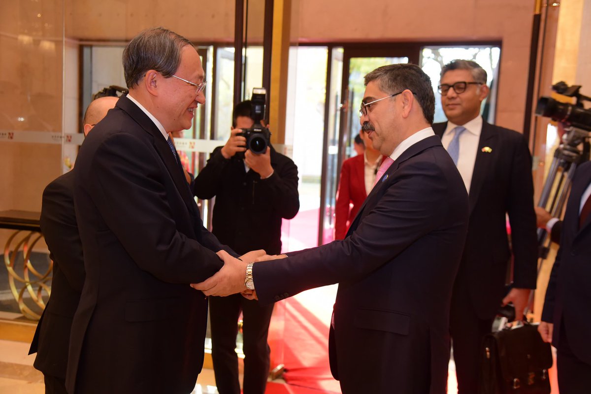 GovtofPakistan's tweet photo. Urumqi: Caretaker Prime Minister Anwaar-ul-Haq Kakar and Deputy Party Secretary of Xinjiang Production and Construction Corps Mr. Li Yifei shake hands prior to their meeting.
#PakPMinChina
#BRI10Years
#PMKakarinChina https://t.co/no8XlEO2v6