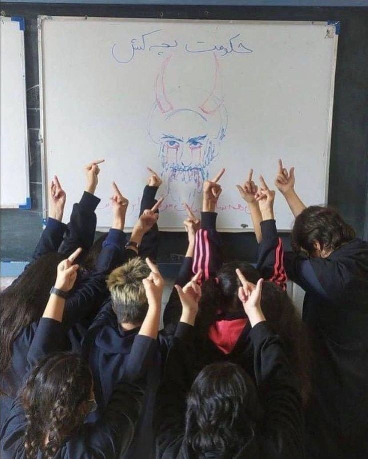 دختران سرزمین من آگاه، شجاع، قوی، آزاد و آزاده هستند.
زنان و دخترانی اینچنین آینده روشنی را برای سرزمین ما رقم خواهند زد!

#مهسا_امینی 
#رویا_ذاکری 
#آرمیتا_گراوند 
#زن‌_زندگی_آزادی