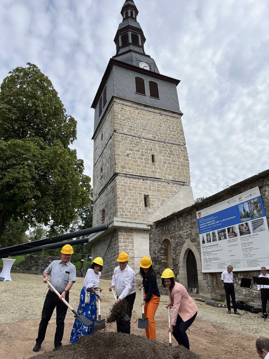 Wo steht der Schiefe Turm? 🤔

Richtig in Bad Frankenhausen. 

Mit Skywalk &amp; Aussichtsplattform soll er zu einem touristischen Highlight werden.☀️ Wir unterstützen dabei als #Sanierungsberater und kümmern uns um die #Fördermittel. Jetzt war Spartenstich.
👉projektstadt.de/aktuelles/arti…