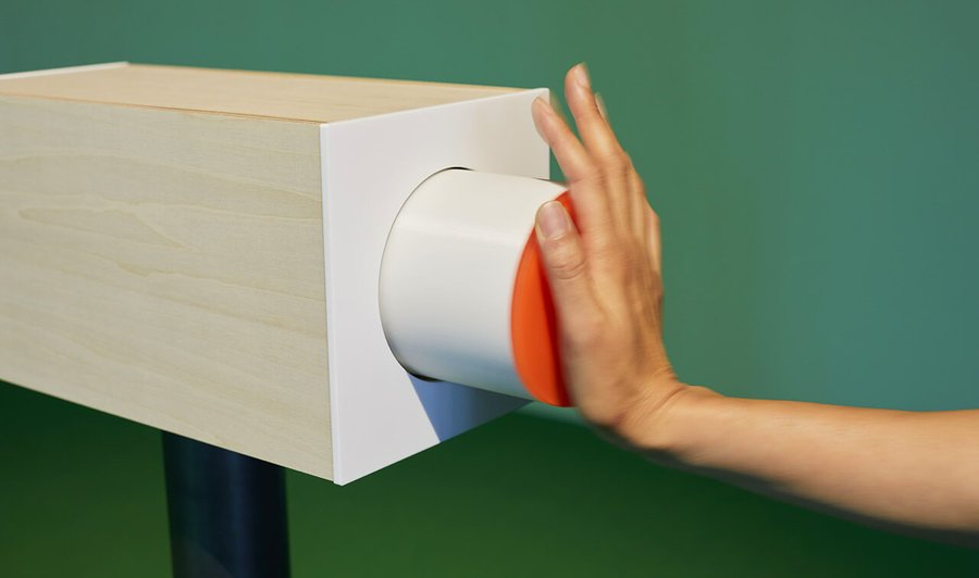 【パーソナリティに「触れる」】
fq.yahoo.co.jp/dx/2.html

#クワクボリョウタ × #渡邊淳司 による作品「#おしくら問答」は、側面を押すことで相手と触覚的にコミュニケーションを行える装置です。

相手のパーソナリティの違いによって反応の仕方が異なる為、「らしさ」を感じられます。