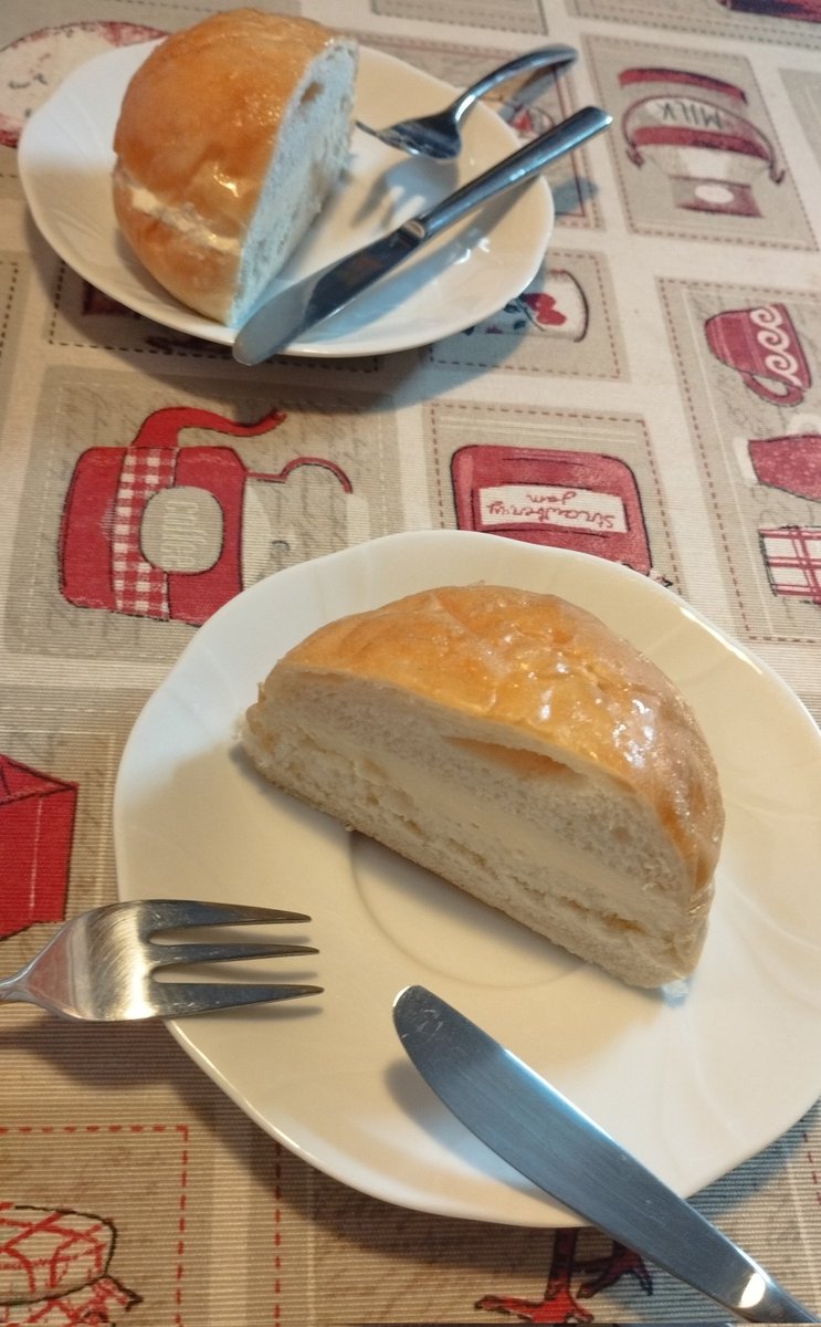 nereachocolate's tweet photo. Bollos de mantequilla típicos en Bilbao, hechos en #Barcelona por #JonCake Local de #lesCorts en C/Gelabert. Para compartir con una amiga. Su marido era vizcaíno, tenía la Pastisseria Ainhoa en mi barrio. Falleció en pandemia. Hoy lo recordaremos. Buenísimos😋 https://t.co/2LkifVfUkp