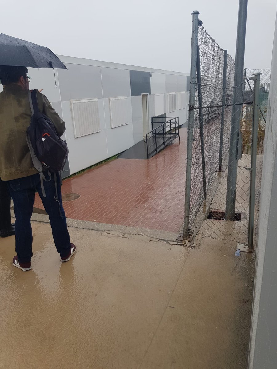 stemstes's tweet photo. VISITAMOS UN INSTITUTO QUE NO EXISTE
El IES Torcuato Fernández-Miranda de Arroyomolinos está legalmente constituido pero su alumnado se reparte entre barracones y aulas cedidas de un IES vecino. Un solar vallado y un cartel nos recuerdan hace 4 años que quizá algún día exista. https://t.co/eV0gUjJdFO