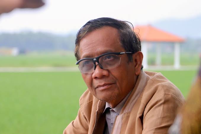 MAHFUD MD

Profesor Mahfud MD masih ingat benar hari itu, Sabtu 29 Oktober 2022, setahun yang lalu, ia dalam perjalanan kembali dari Universitas Jember, Jawa Timur seusai menghadiri pengukuhan guru besar ilmu hukum Prof. Bayu Dwi Anggono. Dalam perjalanan, karena lokasinya yang