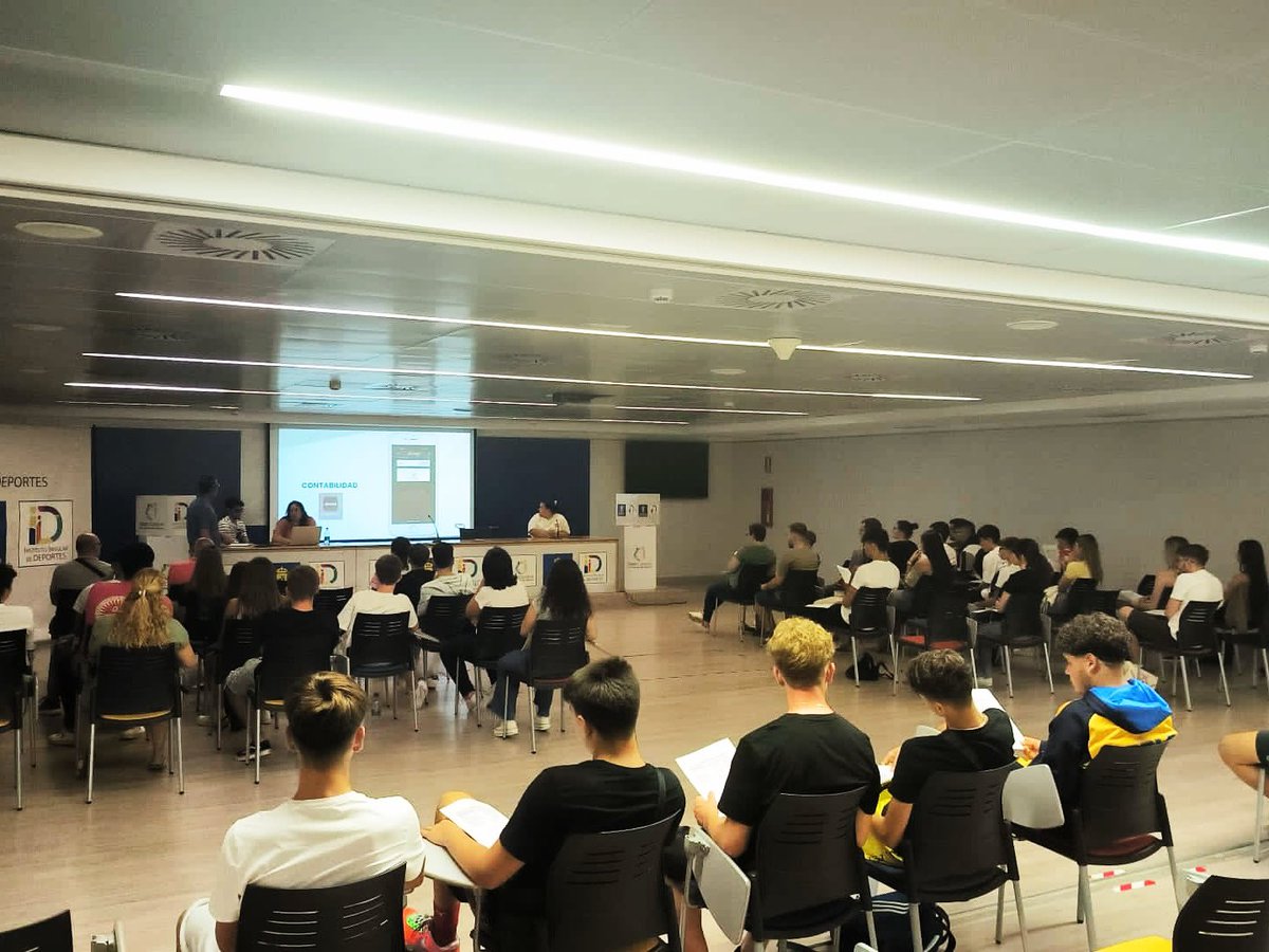 🏀 Ayer se llevó a cabo el primer encuentro del Curso Arbitral 2023/24. Los participantes se familiarizaron con el funcionamiento y la normativa interna del comité.

🙏 Muchas gracias a todos los asistentes, ¡estamos deseando verlos en acción!

#Árbitros #ÁrbitrosBaloncesto