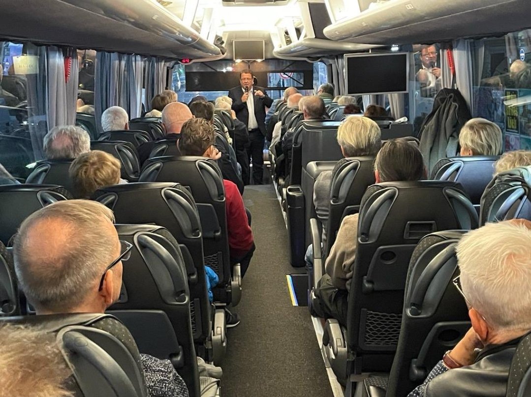 DealerPlutonium's tweet photo. @StBrandner 💩💙
#Kaffeefahrt nach #BRAUNau 🥴
Was verkauft #Steffi
den alten Leuten⁉️
A) Heizdecken ohne VDE-Zeichen
B) unwirks. Nahrungsergänzung
C) KochtopfSet made in China
D) Mineralsteinmatten gg.Demenz
E) Lebensvers. für über 85-Jährige
F) AfD-Fanartikel https://t.co/S3RS49z78G