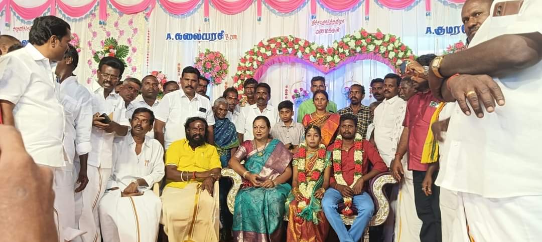 AmbalamCa79093's tweet photo. 🙏🙏இன்று ஒரு திருமண நிச்சயதார்த்த விழாவில் தேசிய முற்போக்கு திராவிட கழகத்தின் பொருளாளர் திருமதி பிரேமலதா விஜயகாந்த் அவர்களுடன் தமிழர் தேசம் கட்சி நிறுவன தலைவர் திரு கே,கே, செல்வக்குமார் அவர்களும்🙏🙏 https://t.co/zGuIdKxTOE