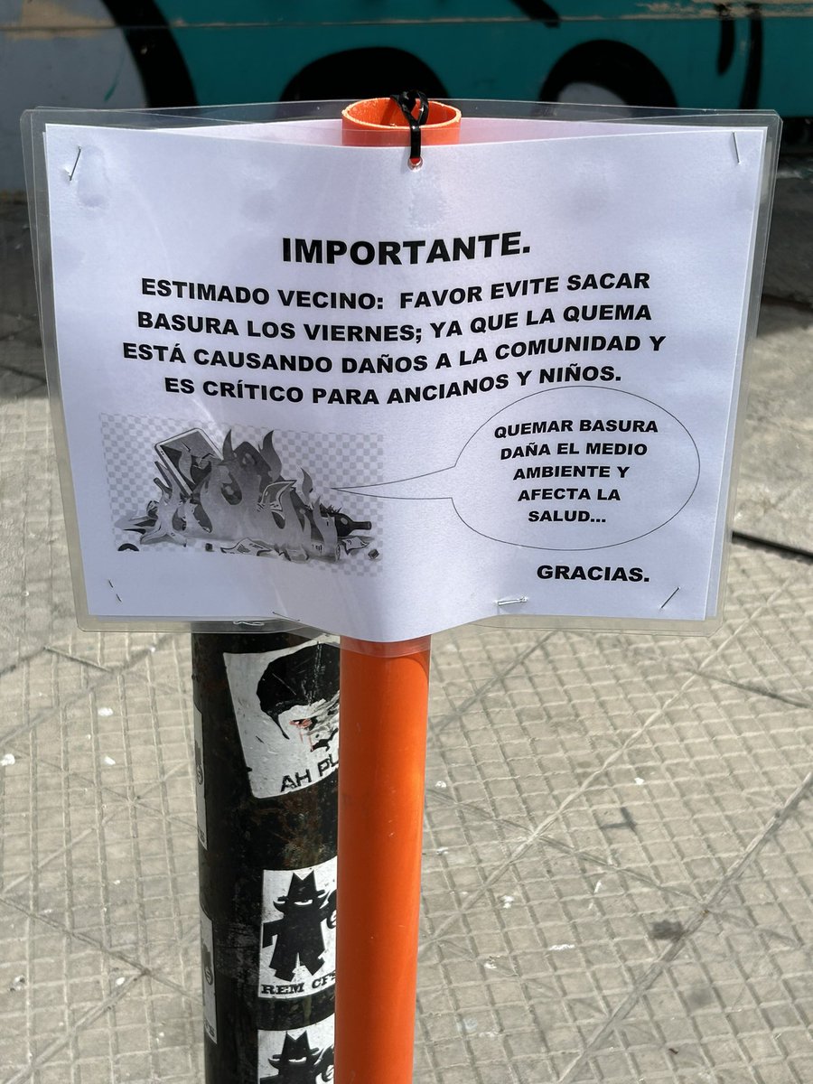 JMVGH's tweet photo. En Santiago Centro, a pocas cuadras de La Moneda está este letrero.
Un buen resumen de lo penca que somos.
En otras palabras “Todos los viernes un grupo de delincuentes quema basura aquí, por favor vecino no saque la basura los viernes” https://t.co/jIzk0fIG93