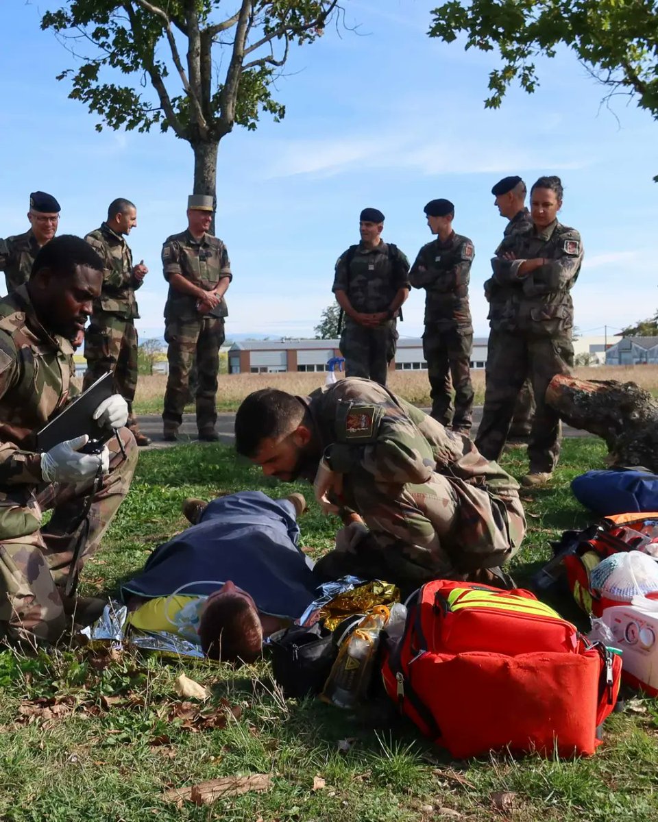 RegimentMedical's tweet image. « Visite d’autorité »

Le Régiment médical recevait le Général de Brigade Nicolas FILSER commandant le Poste de Commandement de Forces Logistique (COMPCFL) en visite d’autorité en ce début de semaine.
#Rmed
#ComLog