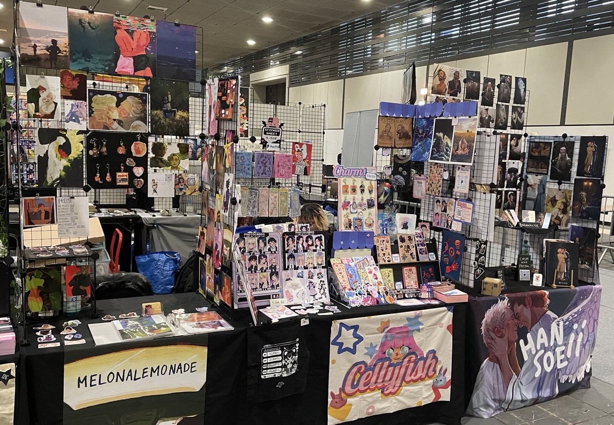 You all should come visit @Baochi_art , @CellyInMaBelly, @hansoeii and me at MEX Berlin 😙😙💖