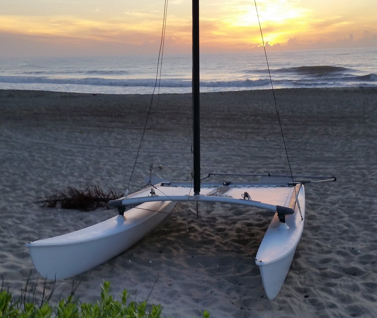 TSailingAcademy's tweet photo. Might need a wetsuit to keep warm for an early morning October beachcat sail
#sunrise #Beach #beachlife #sailing #hobie #surf #beachcat https://t.co/xiPn3Uphx7