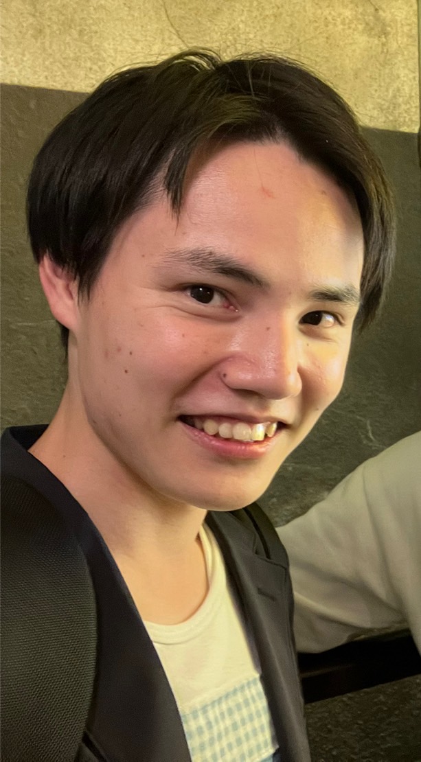 rate_beauty's tweet photo. 【ReMake外見改善コンサルbefore after】

コンサル前
→🙍‍♂️「服が全くわかりません。女性にウケつつ、自分に似合うファッションを知りたいです。外見に関してはその道のプロに任せたいと思い、今回お願いしました！」

1,2枚目：Before
【Beforeファッション・髪型の指摘事項】

・オシャレに見えない人は『機能性』を重視しすぎ、不便過ぎてもダメだが、かっこよくなりたいならそのこだわりは捨てたほうがいい。女ウケするには多少の我慢はしよう。

・VネックのTシャツはNGアイテム。非モテ感・おじ感が出ます。着るならクルーネックにすべき

・Tシャツは子供っぽいデザイン。このボーダーも女ウケしない主張が強く扱いづらいデザイン。ボーダーにはいいデザインもあるが、センスが必要！！これらはNG。そのあたりのセンスを女ウケするように変える必要あり

・ウールシアサッカー素材のジャケットはNGアイテム。機能性を重視したアイテムであり、素材感が安っぽく見える。ジャケットはそもそもフォーマルであり素材感が大事になってくるので一気にダサくなる。使わないべき。

・短パンのデザインもNGアイテム。主張強すぎるデザインであり、ガチャガチャしすぎた印象になる。海で着る海パンに見える。基本的に短パンは上級者アイテムなので避けたほうが無難。カジュアルすぎるので組み合わせいよって大事故起きやすい。

・髪型はまず短い。もう少し伸ばしてサイドから雰囲気を出せるようにすべき。また前髪も分けすぎているのでデコが広く見える点を改善すべき。

（その他before写真はリプに）

__________________________________

3,4枚目：After（外見改善コンサル後）
【Afterファッション・髪型のpoint】

・可愛くもあり、キレイめな顔立ちであるので適度なバランスが必要な顔タイプ。顔タイプで言うとフレッシュ・チャーミング・クールのちょうど間あたり。

・アウターはモヘアカーディガンの素材と形で可愛さを出し、色味（濃い緑）で落ち着いた（かっこよさ）印象をプラスしてバランスを取る。

・インナーのTシャツは指摘したVネックは避けて、無地クルーネックに。アウターのカーディガンが暗めなグリーンなので黒で締めて合わせる。パンツと靴の色に合わせて、スタイルを良く見せる効果アリ。

・パンツはモヘアカーディガンにレザーパンツは相性いいため、採用。カーディガンやニットの緩さある可愛さのソフト感とレザーパンツのはハードな上品感の組み合わせが女ウケ◯。上半身がシンプルなため、レザーで少し主張することで垢抜け感を出す。

・アクセサリーは首元に60cmのトップなしシンプルシルバーネックレス。タックインしてベルトのシルバーバックルを出す。指にはシルバーリング。これらにより、全体的に暗めなコーデに明るいアクセントを出してオシャレに。

・髪型はサイドを作ってイケてる雰囲気を演出。前髪は分けすぎず少しだけデコを出して、爽やかな印象を出すことで、可愛い目元とバランスを取る。長さは目に少しかかるくらいがベスト。束感セットでイケイケに！

__________________________________

【最後に】
人によって、似合うアイテムやコーデは様々です。ReMakeではひとりひとりに合ったベストなファッション、外見をコンサルします。
”自分史上最高の外見” を体験してみたい人は是非！

#外見コンサルReMake