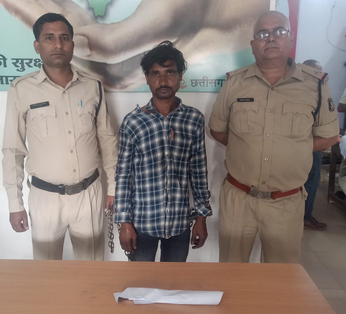 PoliceDurg's tweet image. ▪️धारदार हथियार लेकर गुण्डागर्दी करने वाला आदतन बदमाश गिरफ्तार।

▪️सुपेला पुलिस की बड़ी कार्यवाही।

▪️आमजनो को चाकू लहरा कर फैला रहा था दहशत ।

▪️आरोपी से एक धारदार चाकू जप्त ।
#armsact #durgpolice 
@rggarg