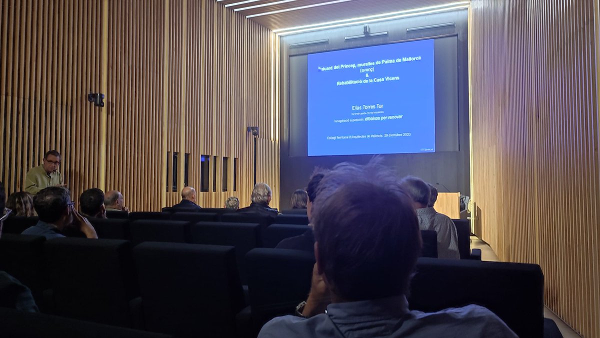 Moments de la conferència d'ahir d'Elías Torres Tur.
Un luxe i un plaer compartir la vesprada amb ell.
L'exposició dels seus dibuixos es pot visitar a la sala d'exposicions i pati del CTAV fins al 22 de novembre.
Gràcies a <a href="/JoseLuisArqt/">Jose Luis Moreno</a> per les imatges.