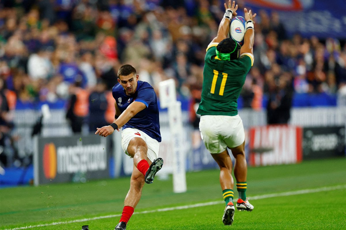 viewsfrance's tweet photo. Ensuite, la Fédération internationale a admis que le contre de Cheslin Kolbe sur la transformation de Thomas Ramos était illégal, l’ailier sud-africain étant parti avant le début de la course d’élan du Français. https://t.co/FjbCSok0ha