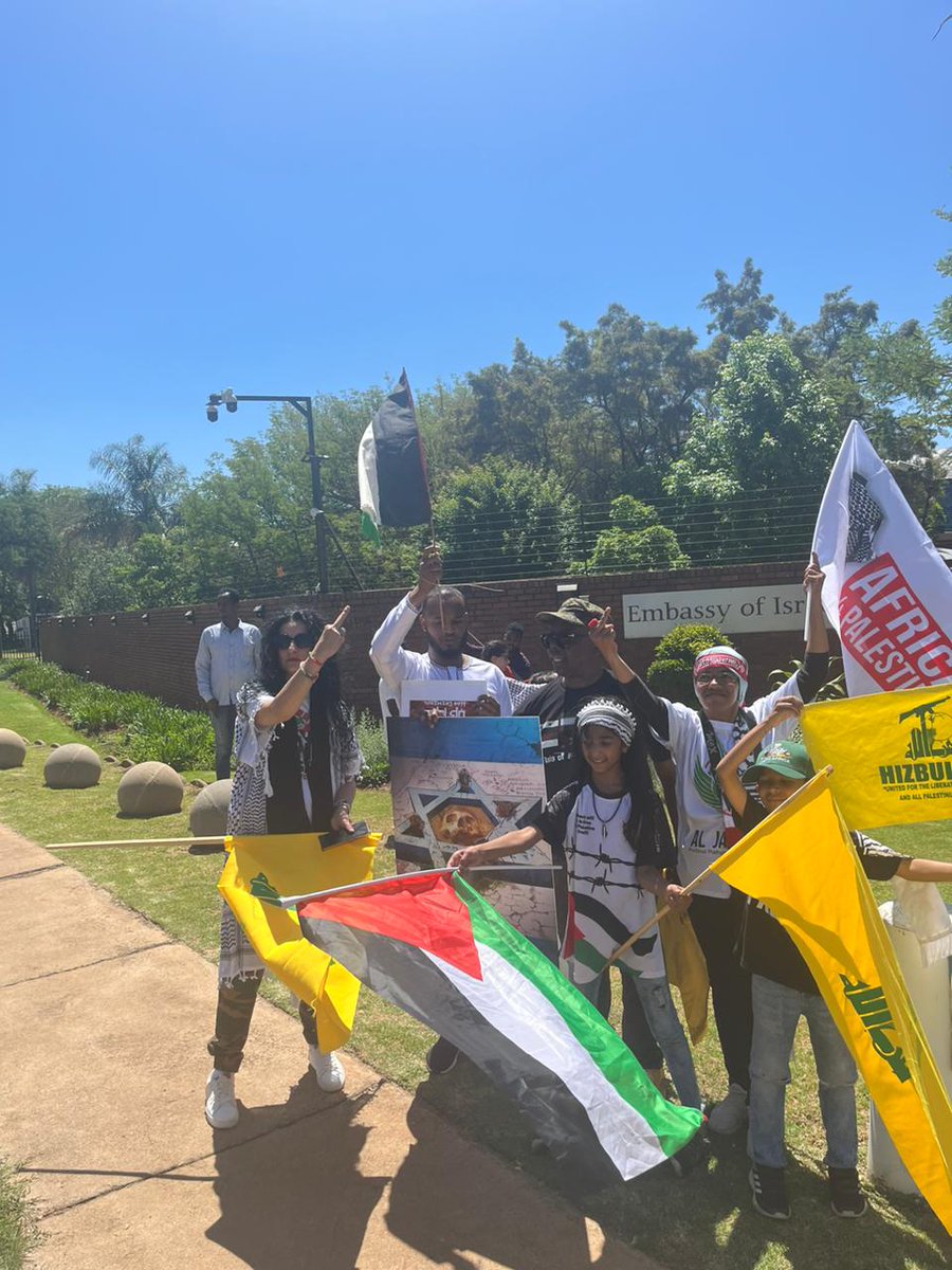 KaldenOngmu's tweet photo. #ANCmarch in support of #Palestine. The crowd has gathered outside Israel Embassy in Pretoria. Several community and faith based organisations have joined them. #PalestineIsraelwar https://t.co/Ys63jyibvy