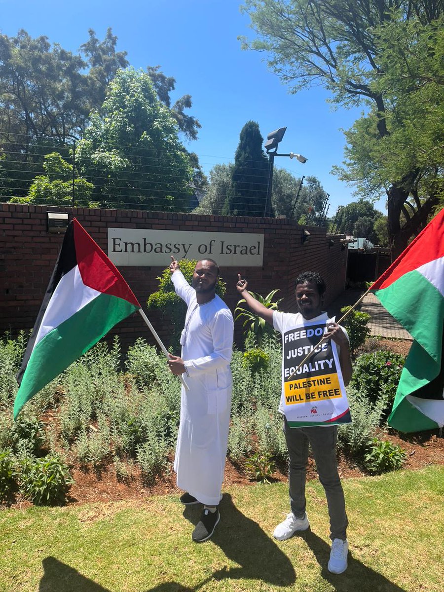 KaldenOngmu's tweet photo. #ANCmarch in support of #Palestine. The crowd has gathered outside Israel Embassy in Pretoria. Several community and faith based organisations have joined them. #PalestineIsraelwar https://t.co/Ys63jyibvy