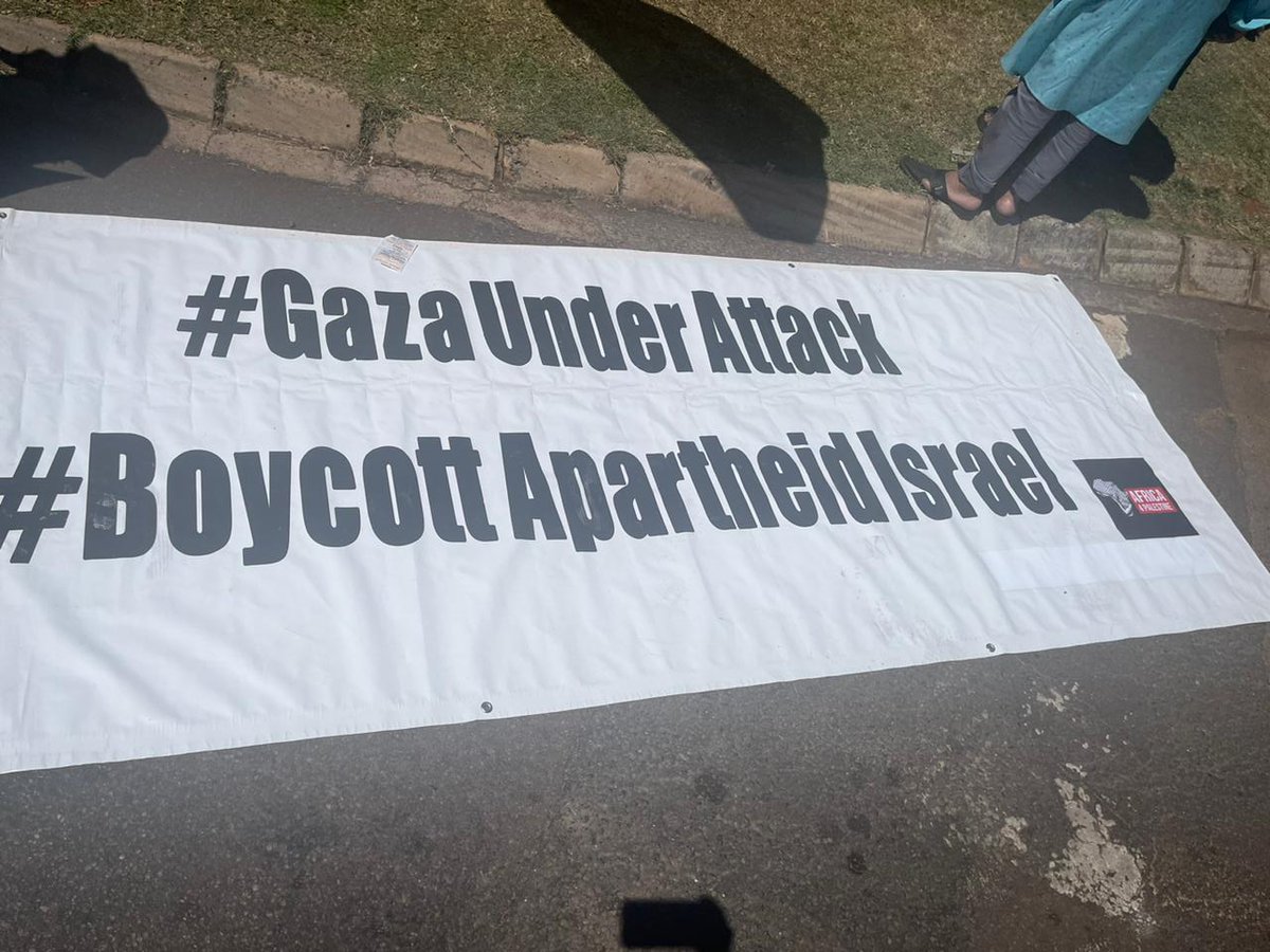 KaldenOngmu's tweet photo. #ANCmarch in support of #Palestine. The crowd has gathered outside Israel Embassy in Pretoria. Several community and faith based organisations have joined them. #PalestineIsraelwar https://t.co/Ys63jyibvy