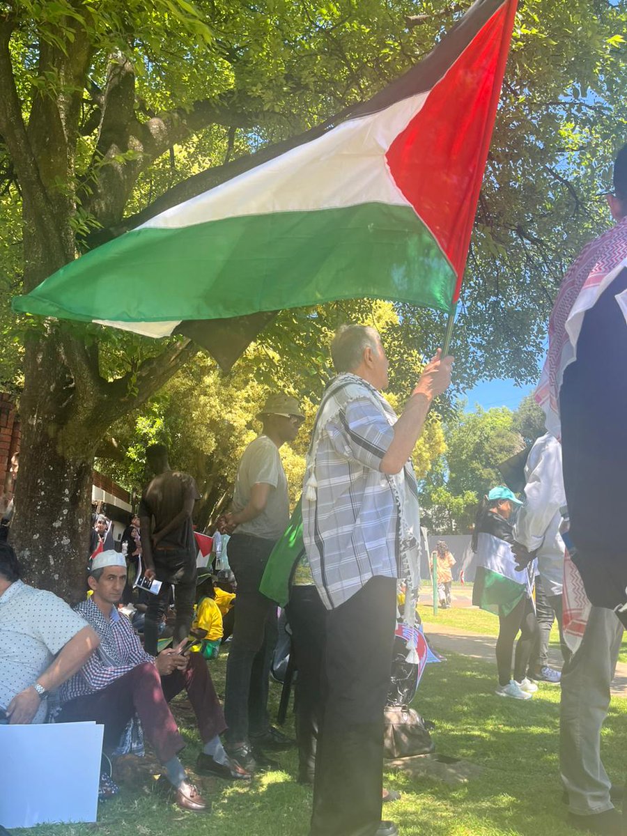 KaldenOngmu's tweet photo. #ANCmarch in support of #Palestine. The crowd has gathered outside Israel Embassy in Pretoria. Several community and faith based organisations have joined them. #PalestineIsraelwar https://t.co/Ys63jyibvy